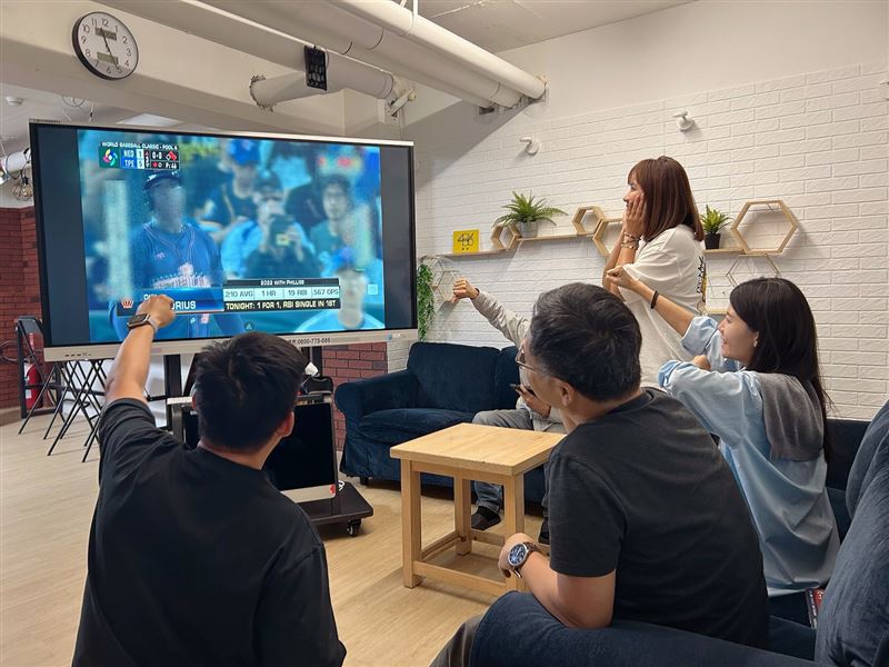 平時用於遠距辦公、孩子學習或影音串流的電子白板，在賽事期間躍升成為家庭交流核心。（圖／486團購提供）