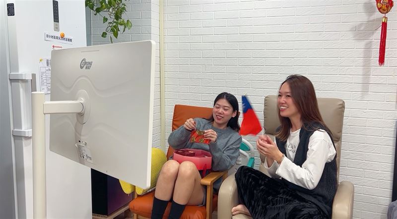 移動式智慧螢幕可隨空間彈性調整位置，成為不少家庭客廳、餐廳甚至臥室觀賽的新選擇。（圖／486團購提供）