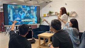 平時用於遠距辦公、孩子學習或影音串流的電子白板，在賽事期間躍升成為家庭交流核心。（圖／486團購提供） 