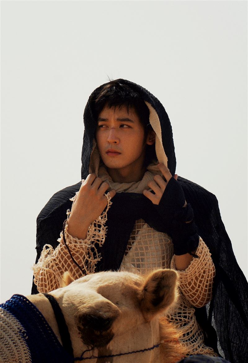 吳思賢去年赴杜拜拍攝新歌MV。（圖／華納音樂提供）