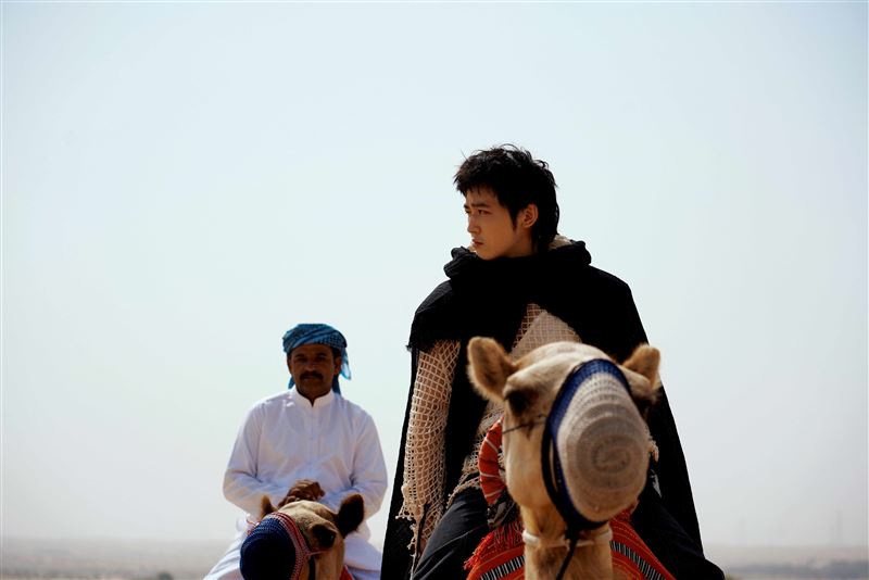 吳思賢去年赴杜拜拍攝新歌MV。（圖／華納音樂提供）