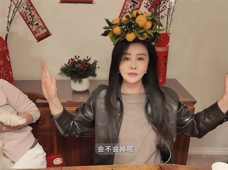 近日，王祖賢在社群平台分享農曆春節生活，影片中她俏皮地將象徵吉祥的橘子頂在頭上，宛如小型水豚「卡皮巴拉」，萌趣畫面立即引起熱議。（圖／翻攝自王祖賢小紅書）