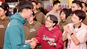 副總統蕭美琴與市長黃偉哲於大年初三前往開基玉皇宮參拜祈福，祈願國泰民安、風調雨順。(圖/台南市府提供)