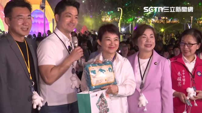 蔣萬安送盧秀燕頸枕。（圖／翻攝畫面）