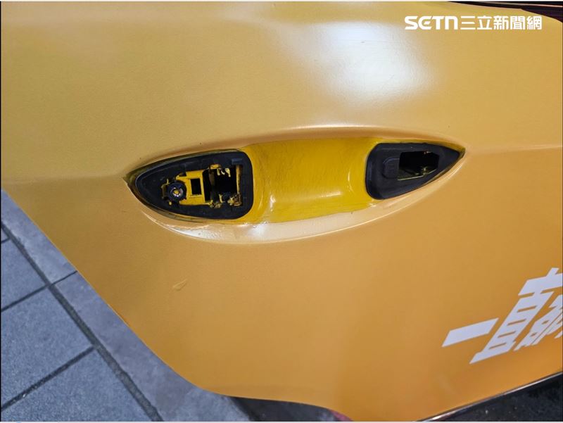 民眾2月23日搭乘台灣大車隊計程車前往市區，結果開車門手把就斷了。（圖／民眾授權提供）