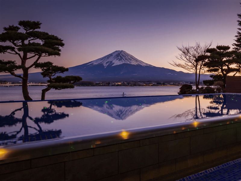 秀峰閣湖月擁有富士山觀景足浴露台，可盡情欣賞壯麗美景。（圖／Klook提供）