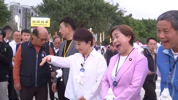 台中燈會現場，盧秀燕與楊瓊瓔招呼小朋友。（圖／翻攝畫面）