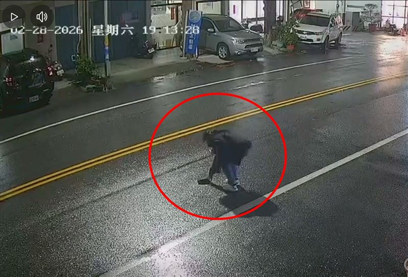 婦人路過發現錢包掉落路邊，彎腰撿走。（圖／翻攝自《台東大小事（115年）》）