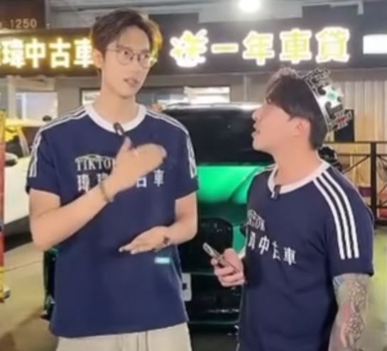 范姜彥豐（左）現身中古車直播。（圖／翻攝自瑋瑋中古車TikTok）