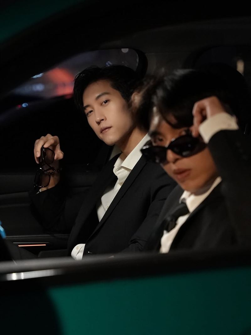 范姜彥豐（左）現身中古車直播。（圖／翻攝自IG @ps_wayne）