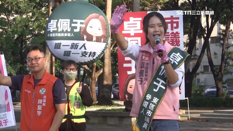 卓佩于一大早就在路口拜票