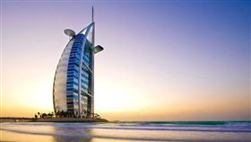 以美攻擊伊朗引發報復，戰火波及杜拜帆船酒店！酒店遭導彈擊中，華人母女暗夜狂奔逃命。面對航班大亂、機票暴漲至3萬人民幣，母女無奈狂砸36萬人民幣囤積12張機票，奢華之旅慘變天價逃難歸途。杜拜也被戰火波及。（示意圖／取自pixabay）