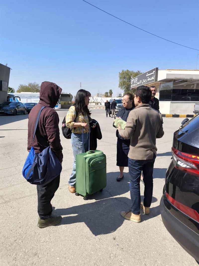 我國人（左一、二）抵達約旦邊界。（圖／外交部提供）