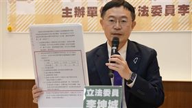 民進黨立委李坤城指出，近年道路救援拖吊爭議案件呈現明顯上升趨勢，其中以業者任意哄抬價格為最大宗，情節嚴重者甚至可能涉及詐騙或組織犯罪，呼籲交通部儘速建立全國統一收費與資訊揭露制度。（圖／李坤城辦公室提供） 