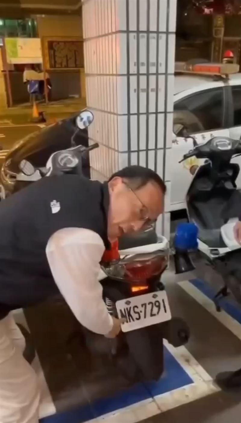 基隆市警第一分局忠二路派出所長,不滿同仁巡邏車髒污,親自洗車後證明清潔度。(圖/翻攝自記者爆料網)