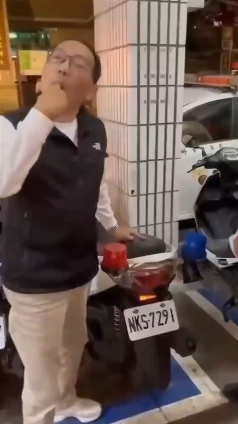 所長吸吮手指頭,表示自己把車洗得很乾淨。(圖/翻攝自記者爆料網)