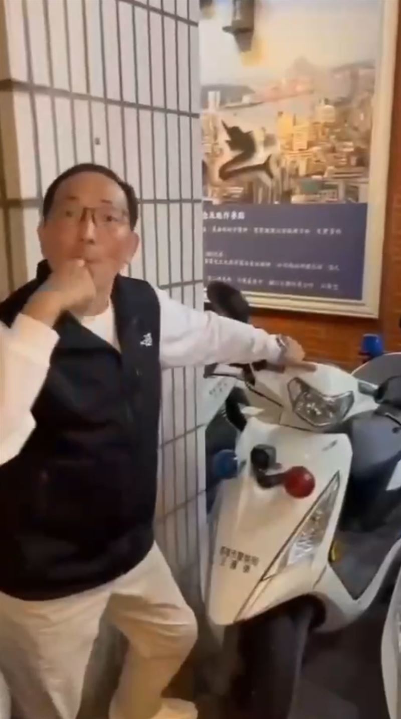 所長證明連車頭他都洗得很乾淨。(圖/翻攝自記者爆料網)