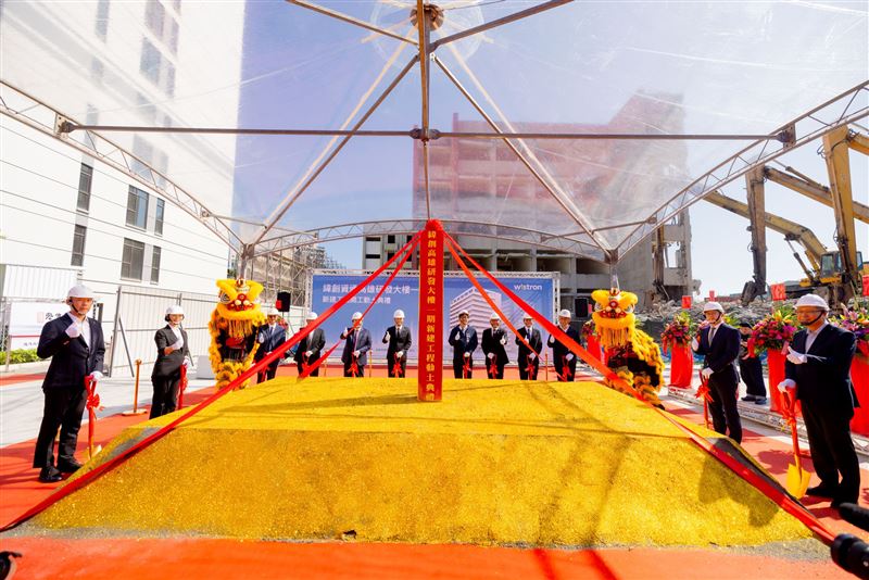 緯創資通深耕高雄,前鎮研發大樓2日動土!總投資24億元,預計117年底完工,將創造3000個高階就業機會。三階段布局串聯製造與研發,帶動南部科技產業全面升級。(圖/緯創資通提供)