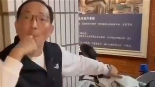 基隆所長「舔指驗車」遭控霸凌　分局處分