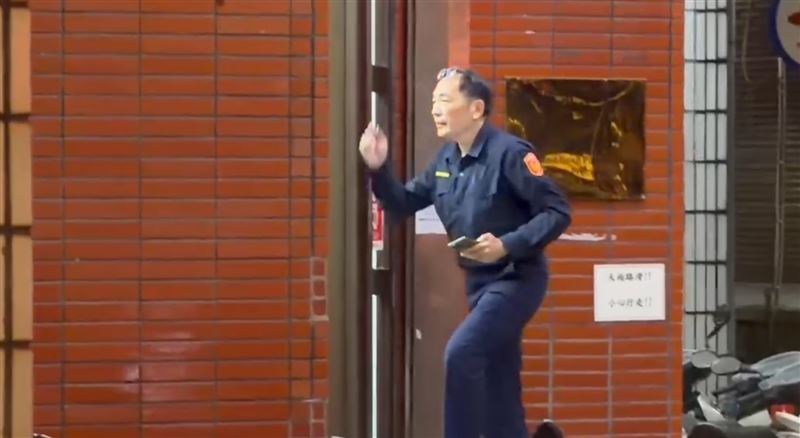 遭控霸凌的徐姓所長,2日晚間現身派出所。(圖/翻攝畫面)