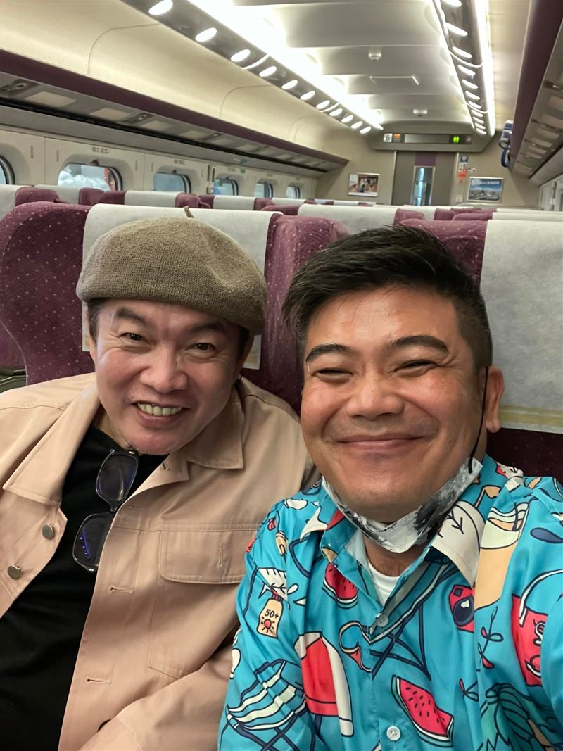 康康（左）曾在馬國弼（右）欠下巨債時暖心相助。（圖／翻攝自馬國弼臉書）