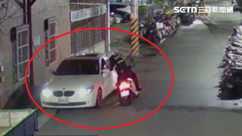 BMW男拒檢衝撞挨轟12槍…撞傷2警狼狽落網