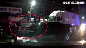 新北,蘆洲區,蘆洲,五股,員警,警方,白色,駕駛,車牌,毒品,吸食器,衝撞,拒檢。（圖／翻攝畫面）