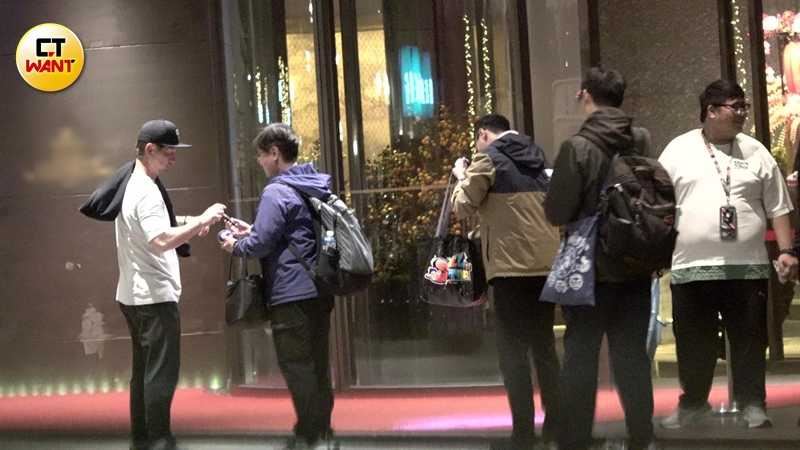 中華隊練習賽後放鬆 高志綱嗑美食被包圍