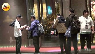 中華隊練習賽後放鬆　高志綱嗑美食被包圍