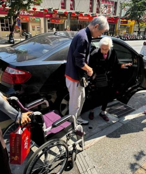 楊皓如透露每次回娘家看到的畫面都是77歲的爸爸陪在95歲阿嬤身邊。(圖/翻攝自臉書)