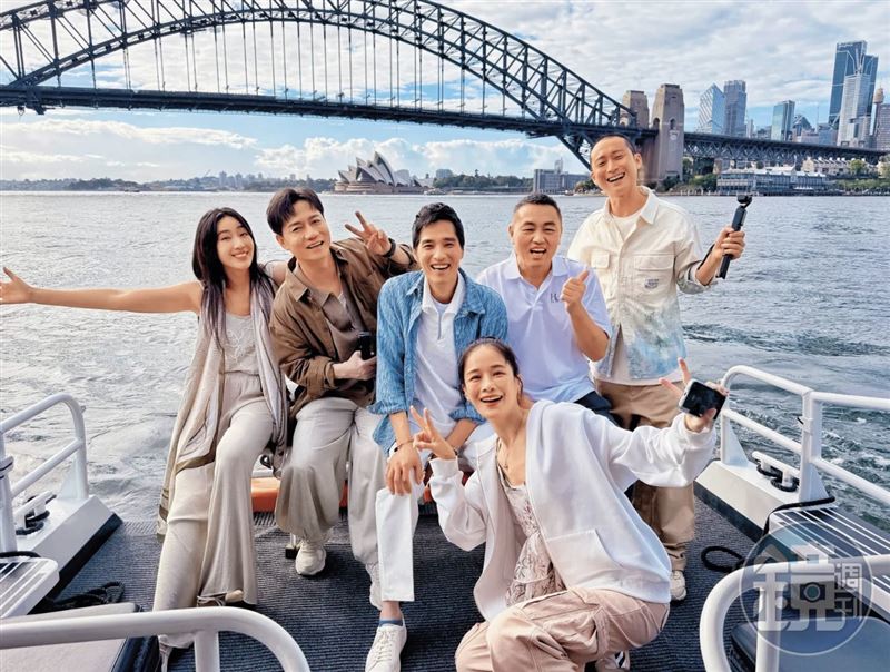 《請世界吃桌》主持群隋棠（左起）、陳隨意、藍正龍、網紅千千、阿男師及浩子到澳洲辦桌給老外吃