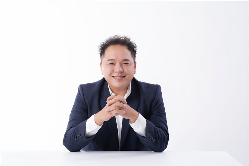 選舉前父親躍上負面新聞版面，兒子趕緊道歉止血。（圖／翻攝自蔡坤叡臉書）