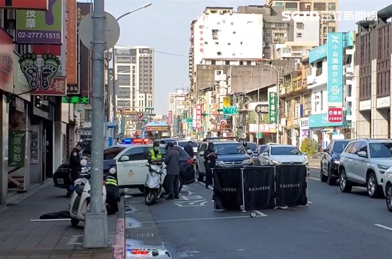 林女搭乘大都會客運，下車後過馬路時，遭公車輾壓身亡。（圖／翻攝畫面）