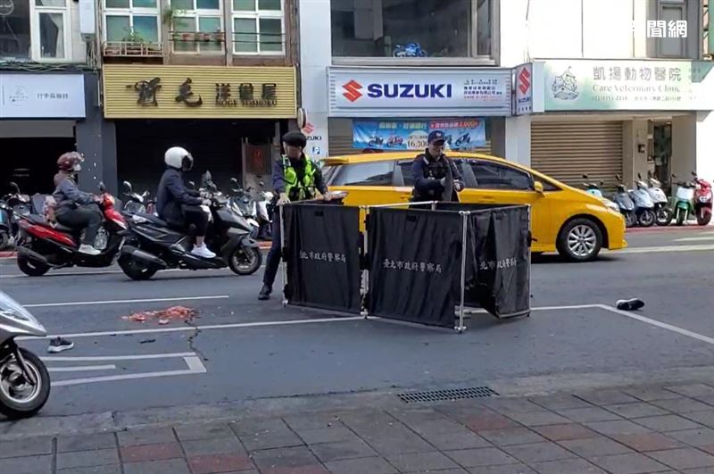 林女搭乘大都會客運，下車後過馬路時，遭公車輾壓身亡。（圖／翻攝畫面）
