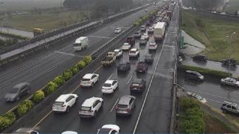 國道一號南向340.3公里處，今天（3日）上午發生貨櫃車跟聯結車追撞事故，造成後方車流回堵約8公里。（圖／翻攝自1968APP）