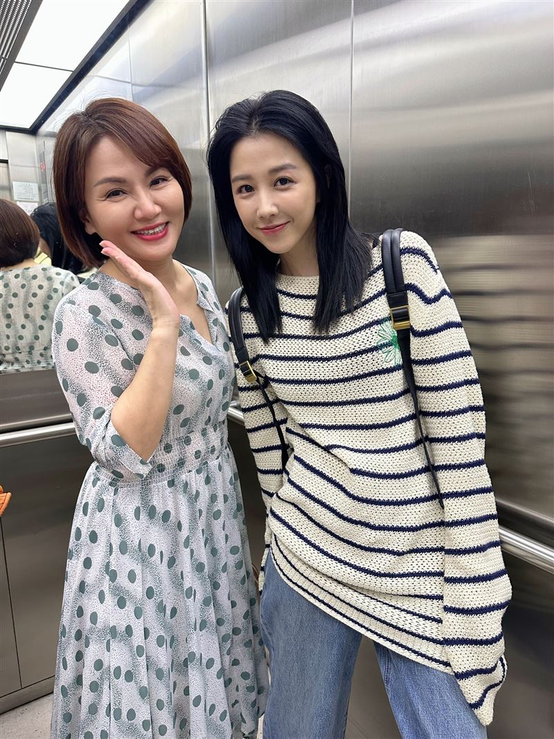 藝鴒（左）與邵雨薇拍攝金鐘劇《人浮於愛》。（圖／鴻凱娛樂提供）