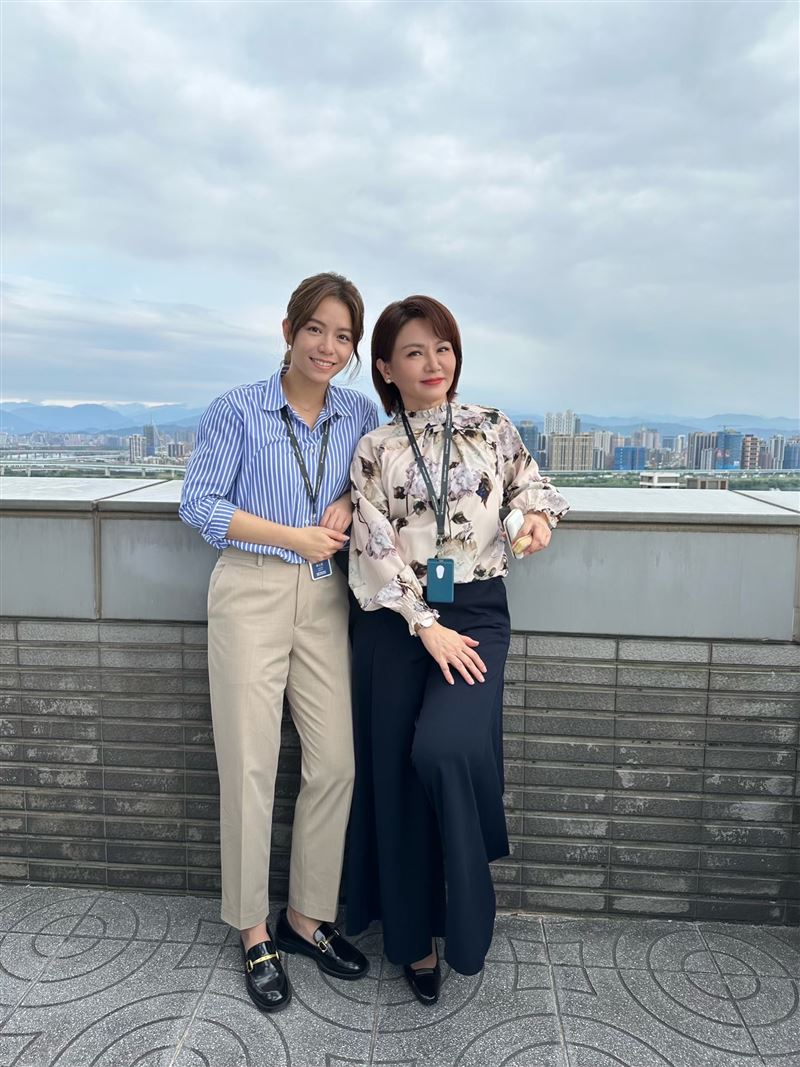 藝鴒（右）與宋芸樺拍攝金鐘劇《人浮於愛》。（圖／鴻凱娛樂提供）
