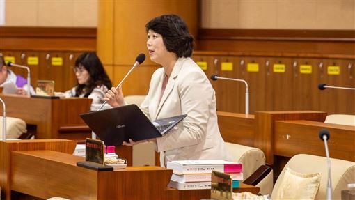 基隆所長舔指驗車　議員轟：不能踐踏人格