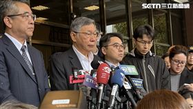 ▲柯文哲在律師團陪同下，赴法務部遞狀請求針對北檢檢察長王俊力、主任檢察官江貞諭，以及時任北檢檢察官的林俊言，送檢評會進行評鑑。（圖／記者楊佩琪攝）