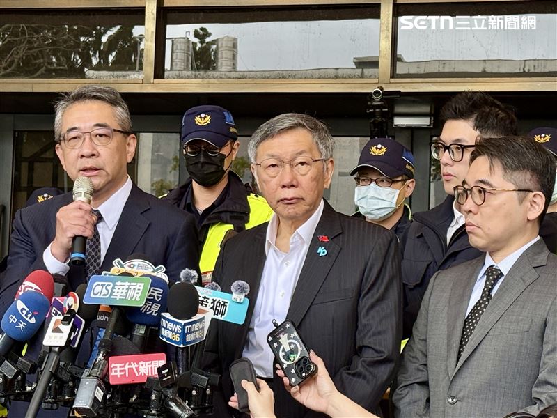 柯文哲與律師團上午赴法務部，遞狀申請檢察官評鑑。（圖／記者楊佩琪攝）