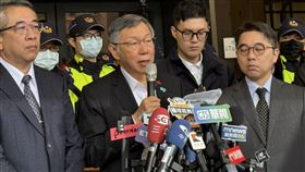 ▲柯文哲在律師團陪同下，赴法務部遞狀請求針對北檢檢察長王俊力、主任檢察官江貞諭，以及時任北檢檢察官的林俊言，送檢評會進行評鑑。（圖／記者楊佩琪攝）