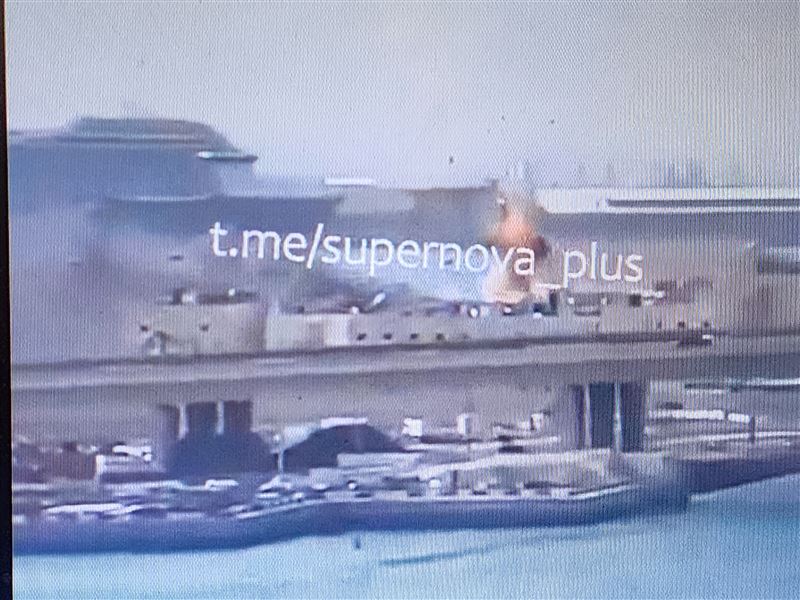 台灣媽媽憂心女兒全家剛移居阿布達比,女兒女婿餐廳用餐直擊:看飛彈竟然如看流星。圖為阿布達比機場遭攻擊。(圖/翻攝自X @AsiaWarZone)