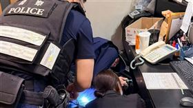 警方到診所採證的情形。（圖／翻攝自診所粉專）