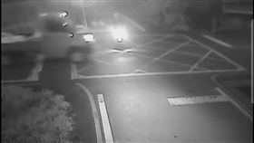 花蓮縣吉安鄉昨天（2日）發生一起死亡車禍，林姓婦人（60歲）騎機車行經一處無號誌路口時，與唐姓男子（77歲）駕駛的貨車發生碰撞，林女被撞飛倒地不起，經送醫傷重不治，車禍過程全被路口監視器拍下。（圖／翻攝畫面）