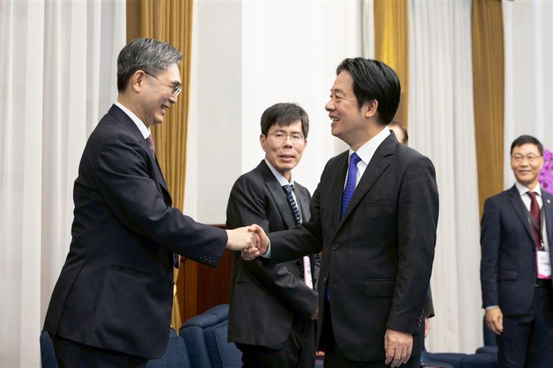 總統賴清德接見資訊月「傑出資訊人才獎」獲獎者張耀中。（圖／張耀中提供）