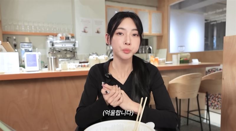 《單身即地獄5》有「田徑界Karina」稱號的金珉志透過個人YouTube頻道上傳Q&A影片,親自回應外界質疑。(圖/翻攝自김민지 KIMMINGEE YT)