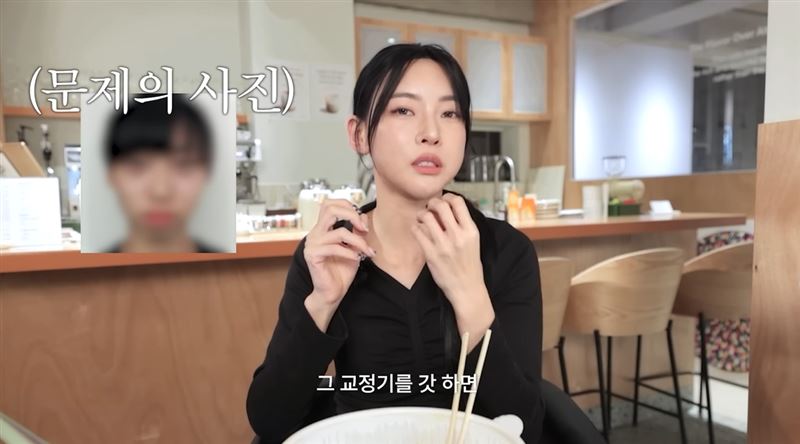 金珉志坦言當時正在戴牙齒矯正器,所以嘴巴特別凸。(圖/翻攝自김민지 KIMMINGEE YT)