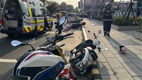 桃園市楊梅區日前發生一起車禍事故，鄒姓男子（31歲）開車行經中山路時，疑似因癲癇發作，衝撞前方正在等紅燈的4輛機車，造成4名騎士受傷。（圖／翻攝畫面）