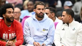 楊恩（Trae Young）尚未為巫師出賽，卻已經領到驅逐出場。（圖／美聯社／達志影像）