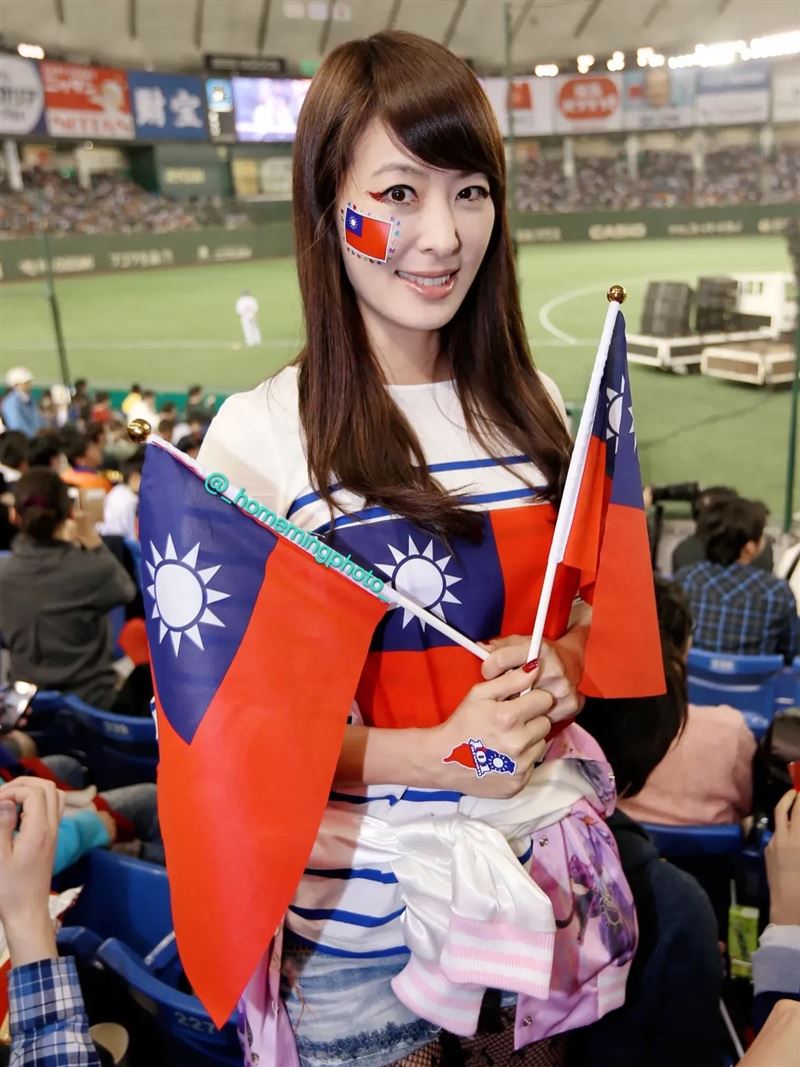 賈永婕分享13年前現身東京巨蛋為台灣隊加油的照片。(圖／翻攝自賈永婕臉書）